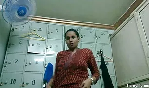 एक x वीडियो विवाहित जोड़े से एक सौना में टक्कर लगी हो जाता है और कैमरे पर गोली मारता है