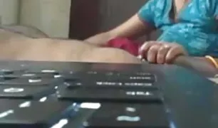 युवा पत्नी चूसना डिक हॉट पोर्न जबकि पति देख टीवी