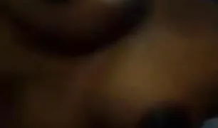 मालिश चिकित्सक काले बाल वाली के साथ सेक्स वेदो टैटू के बाद मालिश