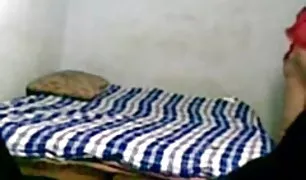 एक बुजुर्ग आदमी उसे कार के आसपास चूसना सेक्सी मूवी इंडिया करने के लिए एक युवा लड़की राजी